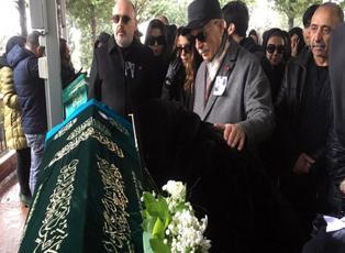 Hande Erçel'in annesinin cenazesinde yürek burkan görüntü