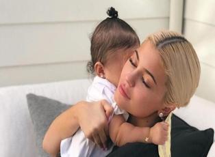 Ünlü model Kylie Jenner 'dan 2019'a damga vuran bebek paylaşımları!