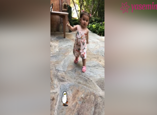 Buse Terim küçük kızı Naz'ın ilk adımlarını paylaştı!