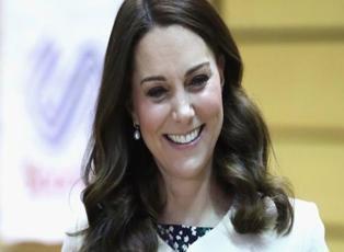 Kate Middleton kızı Princess Charlotte el sallamak yerine dil çıkardı!