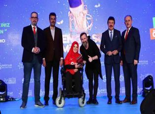 2. Engelsiz Mikrofon Radyo Ödülleri'nden Talha Bora Öge'ye ödül