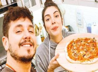 Hizmetçiler dizisi oyuncusu Deniz Baysal ile eşi evde pizza yaptı!