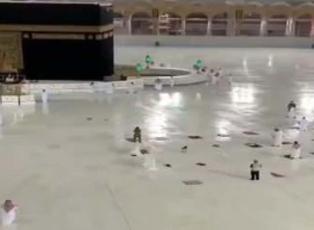 Mekke'de imrendiren kareler! Yağmur altında az kişi ile tavaf yapıldı