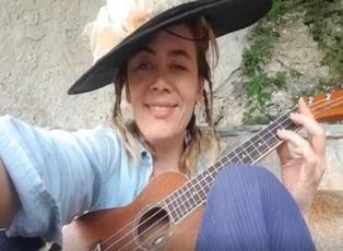 Demet Evgar'dan ukulele ile Barış Manço şarkısı!