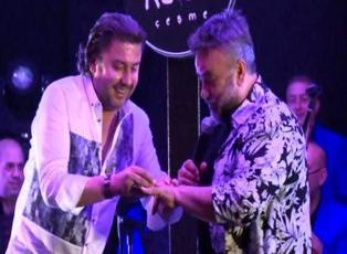 Bülent Serttaş'a hayranı sahnede 10 bin dolarlık yüzük hediye etti