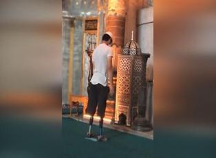 Ayasofya Camii'de protez bacaklarıyla namaz kılan genç!