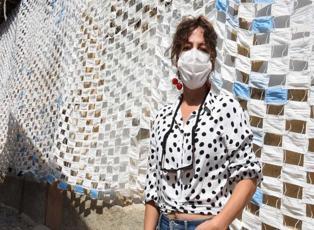Koronavirüse dikkat çekmek için 2 bin 450 maske ile duvar kapladı!