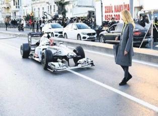 Burcu Esmersoy, F1 aracını gölgede bıraktı