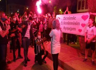 Beşiktaş'ın şampiyonluk kutlamasında romantik anlar!