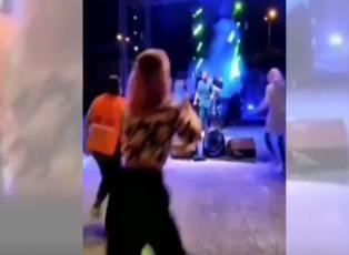 Şarkıcı Sefo, konser sırasında sahneye atlayan hayranlarından kaçtı