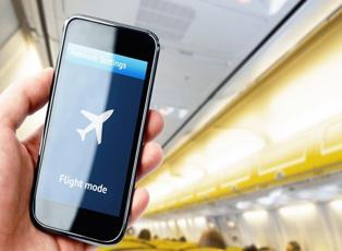Uçaktayken telefonlar neden uçak moduna alınmalı?