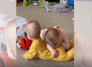 İki bebeğin sevimli halleri sosyal medyaya damga vurdu