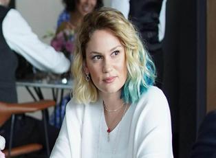 Ünlü oyuncu Farah Zeynep Abdullah yeni saçlarıyla tam not aldı!