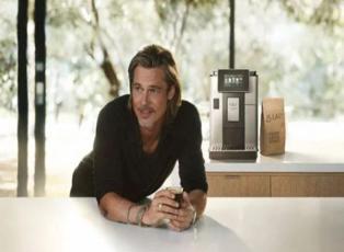 Oscar ödüllü dünyaca ünlü oyuncu Brad Pitt kahve makinesinin reklam yüzü oldu