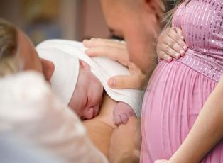 Doğuma girmeden önce hangi sureler okunmalı? Kolay doğum için okunacak en etkili dualar