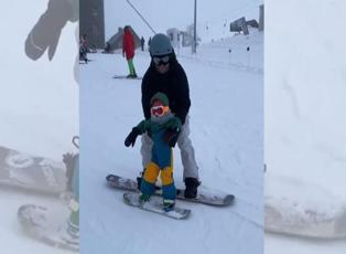 Hande Erçel'in yeğeni Mavi snowboard yaptı