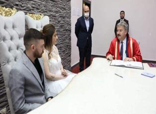 Kayseri'deki nikah dairelerinde 22.02.2022 yoğunluğu yaşandı!