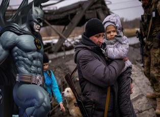Ukrayna'da savaş haftası Batıda moda haftası! Ukraynalıların kahraman Batman'e ihtiyacı var