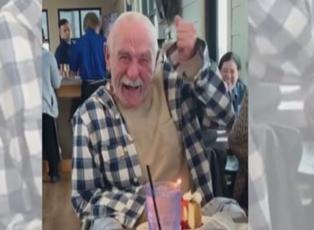 Yaşlı adamın doğum günü kutlanınca bakın nasıl tepki verdi