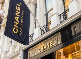 Rus kadınlar kısıtlamaların ardından Chanel'e öfke kustu! Çantalarını makasla parçaladılar