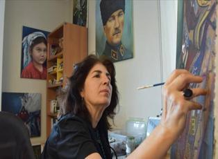 Trabzonlu ev hanımı ressam, halı ve kilimlerin motiflerini tuvale yansıtıyor