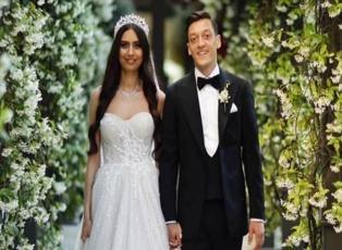 Ünlü futbolcu Mesut Özil'den eşi Amine Gülşe'ye büyük jest!