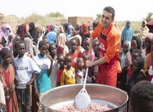 CZN Burak'tan yürekleri ısıtan hareket! Kurban Bayramında Afrikalı çocuklara yemek dağıttı