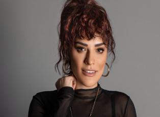 Şarkıcı Reyhan Karaca Gülşen'e özenip sahnede LGBT bayrağı açtı!