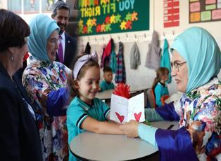 Emine Erdoğan Bosna Hersek'teki Maarif Okulları'nı ziyaret etti!