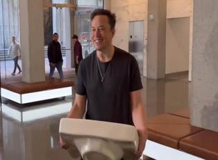 Elon Musk'ın Twitter merkezine olaylı girişi! Elinde lavaboyla...