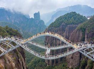 Bu köprüden geçmek cesaret ister! Çin'deki bükülebilir cam köprü görenlerin nefesini kesiyor..