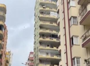 Bu sefer de Adana sallandı! 7,6 şiddetinde depremden sonra Adana'da binalar böyle sallandı
