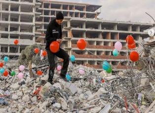 Hatay'da depremde hayatını kaybeden çocuklar için enkazların üzerlerine balonlar asıldı!