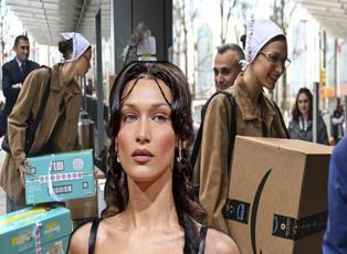 Dünyaca ünlü model Bella Hadid'ten takdir edilen hareket! Ellerinde kutularla Türkevi'ne yardım