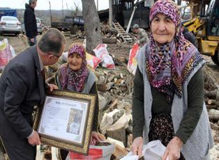 Kurtuluş Savaşı'nda olduğu gibi Türkiye tek yürek! Makbule nine depremzedeler için çalıştı