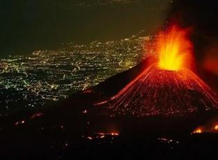 İtalya'daki Etna Yanardağ'ında güçlü patlama! Türkiye'ye en yakın aktif yanardağ