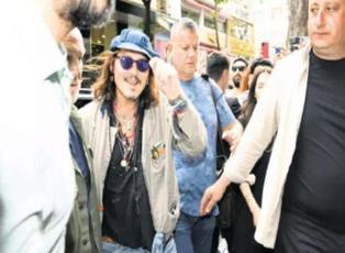 Johnny Depp İstanbul'da konakladığı otelden işte böyle ayrıldı! Hayranlarından yoğun ilgi...