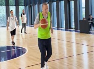 Cumhurbaşkanı Recep Tayyip Erdoğan basketbol oynadı! O anlar yüzlerde tebessüm oluşturdu
