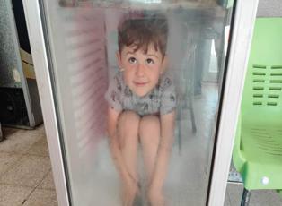 Adana'da sıcaktan bunalan çocuk soluğu buzdolabında aldı