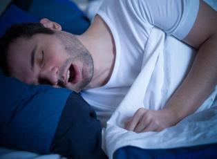 Uyku apnesi beyin felcine ve kalp krizine neden olur mu?