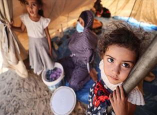Gazzeli çocuklar hem açlık hem de bombardımanla mücadele ediyor!
