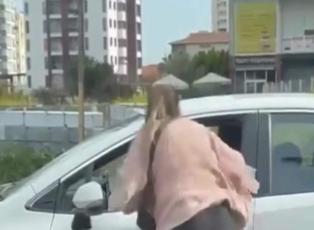 Adana'da akılalmaz olay! Kadın sürücü başka bir kadın sürücüyü trafikte darp etti