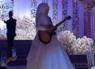Düğününde eline elektro gitarı aldı: Sahne performansıyla davetlileri şaşırttı