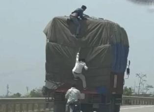 Hindistan'da sıra dışı soygun! Hareket halindeki tırdan eşya çaldılar