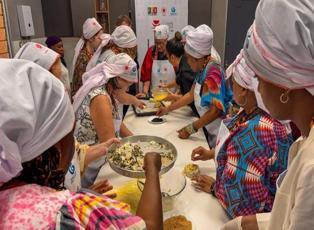 Senegal'de Türk Mutfağı Haftası'nda kadın büyükelçiler Selanik böreği pişirdi!