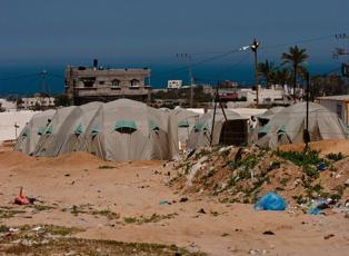 Çadır kurmak için toprağı kazan Gazzeli gençlere büyük sürpriz! İzleyenleri duygulandırdı...