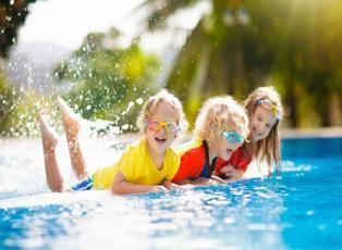 Havuzlarda çocukları bekleyen tehlikeler! Havuz kaynaklı bakterilere karşı nasıl korunur?