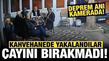 Depreme kahvehanede yakalandılar: Çayını elinden bırakmadı!