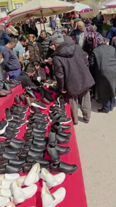 1000 &ccedil;ift ayakkabıyı bedava dağıttı!