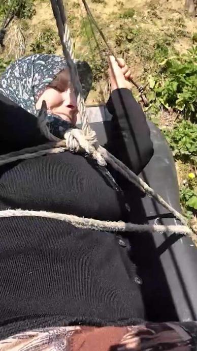 82 yaşında evine b&ouml;yle ulaşıyor!